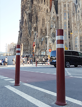 pilones flexibles A-Flex DT installades al carril bici de la Sagrada Famlia